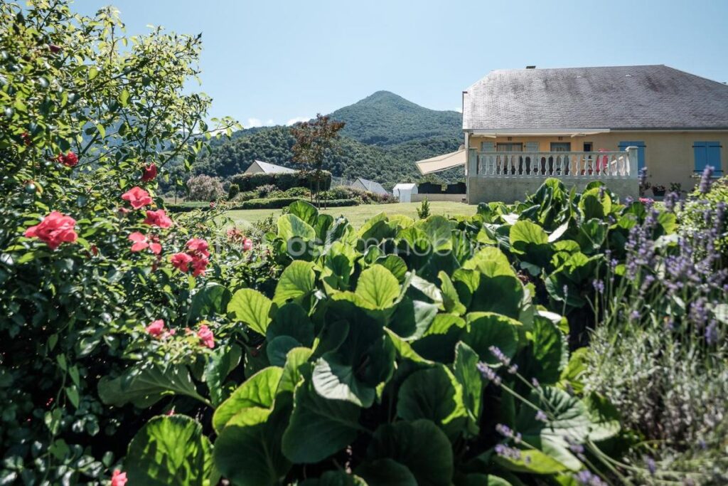 ENSEMBLE IMMOBILIER – 2 MAISONS FAMILIALES + 2 DÉPENDANCES AMÉNAGÉES – VUE PYRÉNÉES – TERRAIN 4500M² – 10 MN LOURDES – 16 pièces – 12 chambres – 410 m²