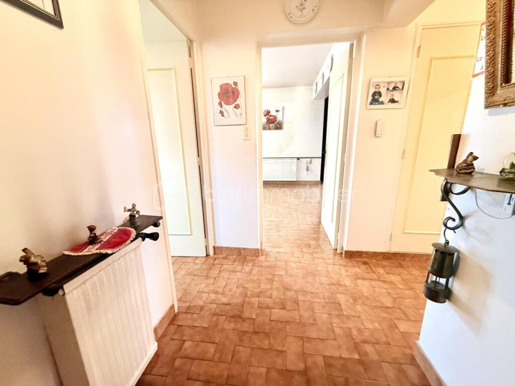 🏡À VENDRE VILLA DE 130 M2 + GRANDE VÉRANDA AVEC VUE PANORAMIQUE – GARAGE ET ABRIS DE JARDIN – FORT POTENTIEL SUR 1060 M2 DE TERRAIN – VALENSOLE – PRIX 305 000 € 🌿✨ – 5 pièces – 3 chambres – 130 m²