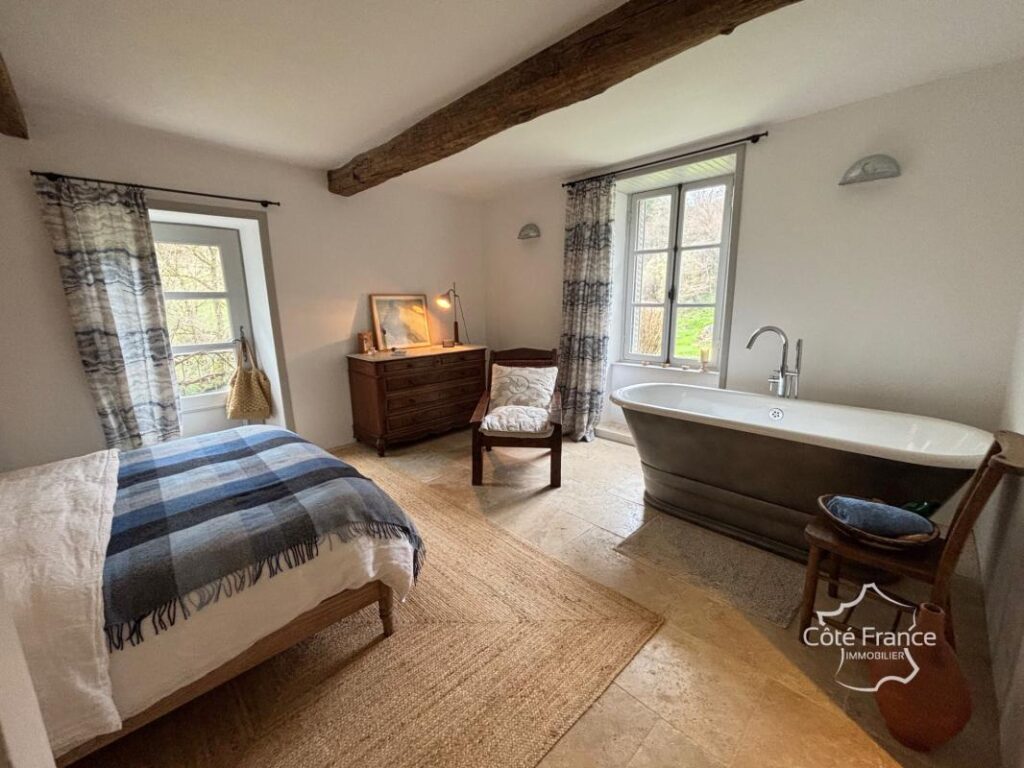 Ancien moulin renové avec grange et terrain à Boisset 15600 – 5 pièces – 4 chambres