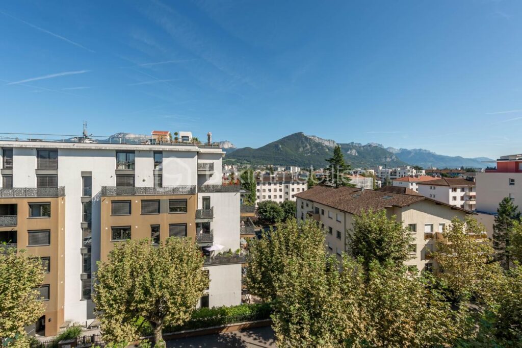 Joli 4 pièces en étage élevé avec vue panoramique / Cave + Parking commun / Garage en sus – 4 pièces – 2 chambres – 82 m²