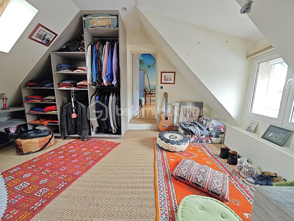 À 10 minutes de RAMBOUILLET, propriété de 220m²habitable sur terrain de 940m² avec une magnifique piscine de 5 M par 10 M – 4 pièces – 3 chambres – 171 m²