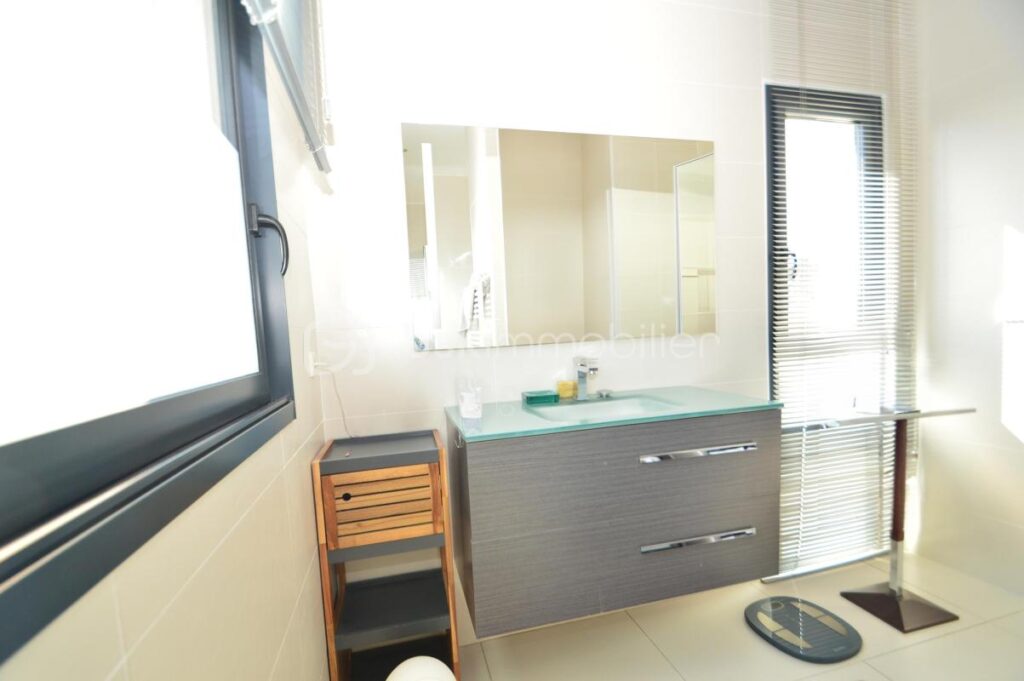 Belle villa avec jardin, garage et piscine – 5 pièces – 3 chambres – 180 m²