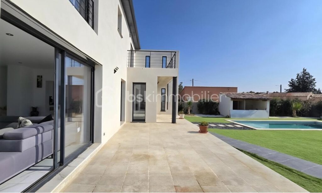 Villa contemporaine avec suite parentale en RDC, piscine, garage et grand jardin – 6 pièces – 4 chambres – 188 m²