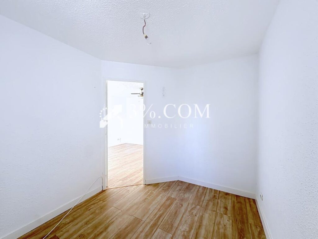 T2 rdc avec charmante terrasse, parking privé & local à vélo – 2 pièces – 1 chambre – 31 m²