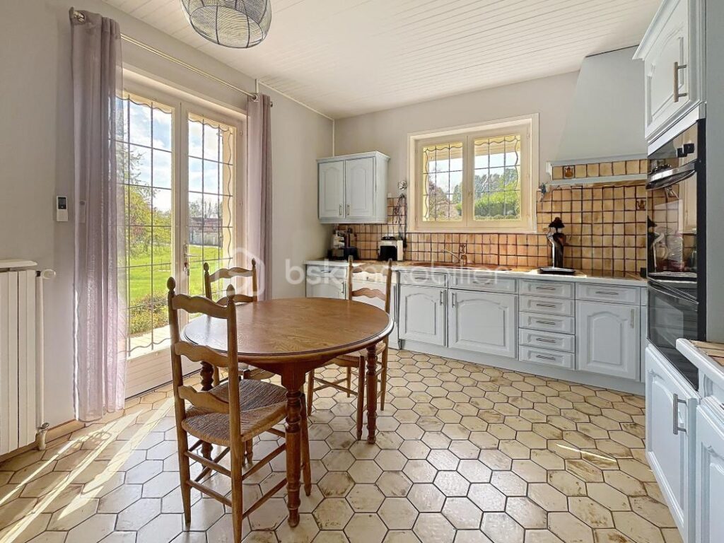 PAVILLON SUR SOUS SOL COMPLET – 8 pièces – 4 chambres – 178 m²
