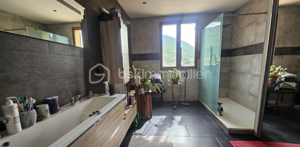 Maison 5 chambres 215 m² piscine et terrain – 6 pièces – 5 chambres – 215 m²