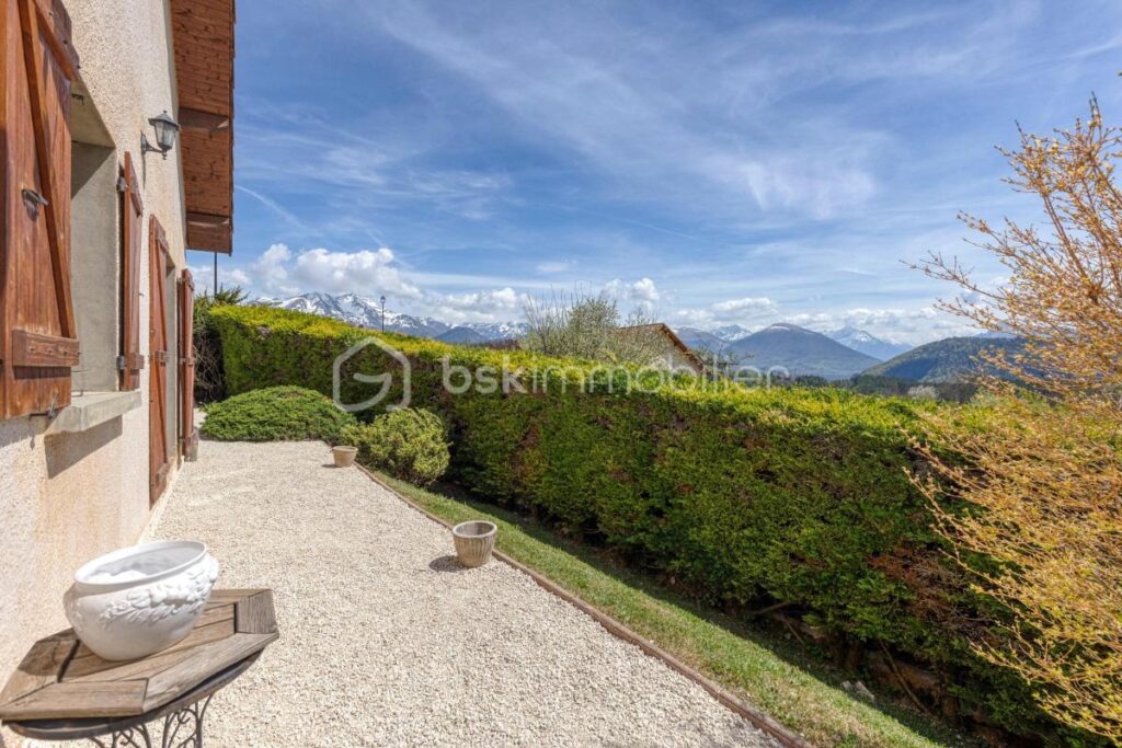 PRUNIERES 38350 – VILLA individuelle de PLAIN PIED de 124m² – 3 CHAMBRES, COMBLES à aménager. VUE EXCEPTIONNELLE, CADRE NATUREL privilégié – 5 pièces – 3 chambres – 124 m²