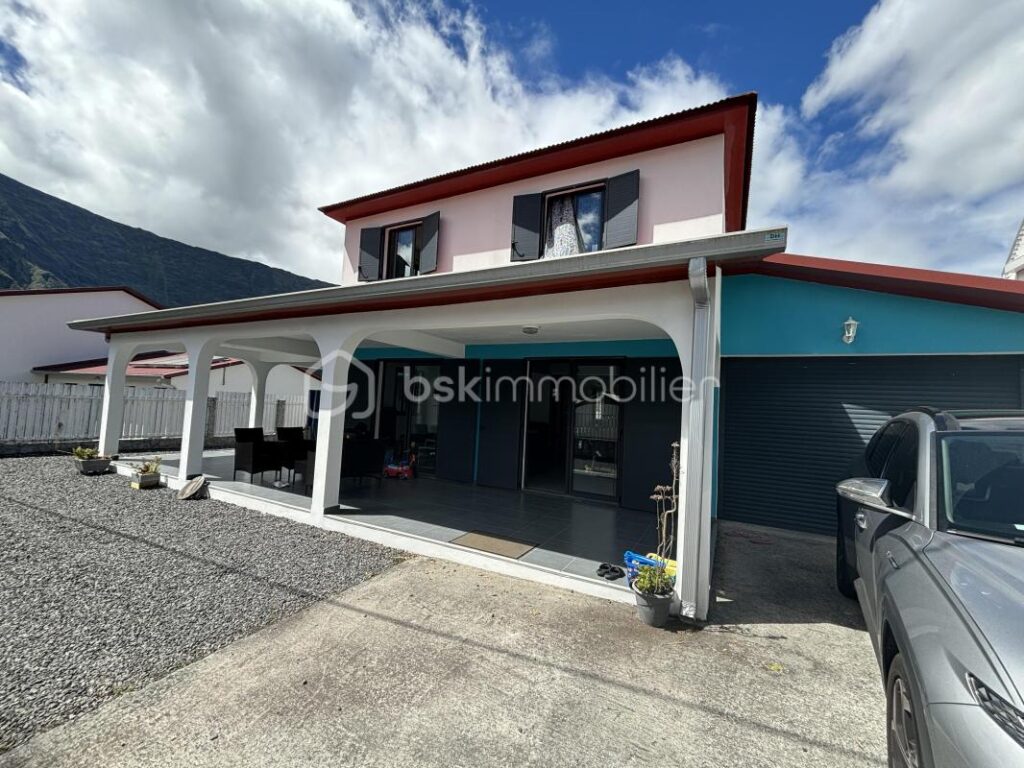 À vendre : Magnifique maison F5 de 2020 dans le cirque de Cilaos, à l’île de La Réunion – 5 pièces – 4 chambres – 137 m²
