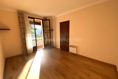 Maison traditionnelle de plain-pied de 133 m² – 6 pièces – 4 chambres + Grand Garage + Patio, sur un terrain de 4 000 m² – 6 pièces – 4 chambres – 133 m²
