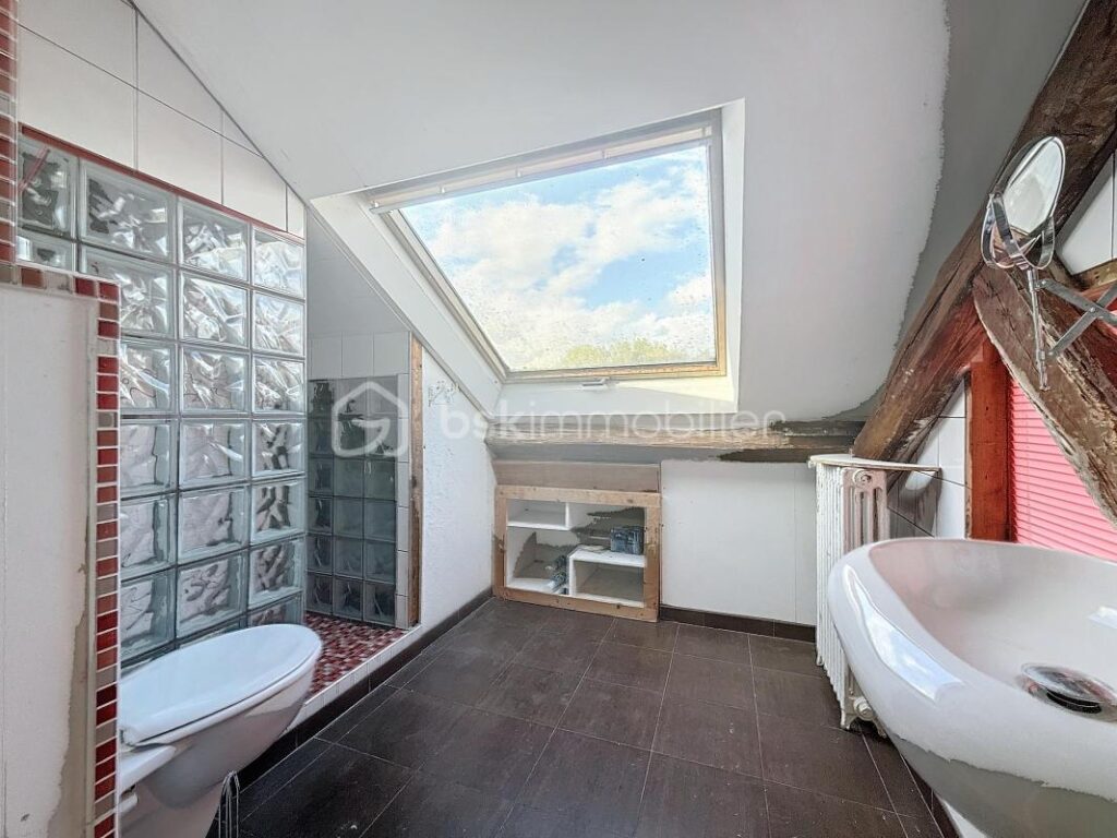Charmante maison de ville sur 3 niveaux à fort potentiel!! – 5 pièces – 3 chambres – 116 m²