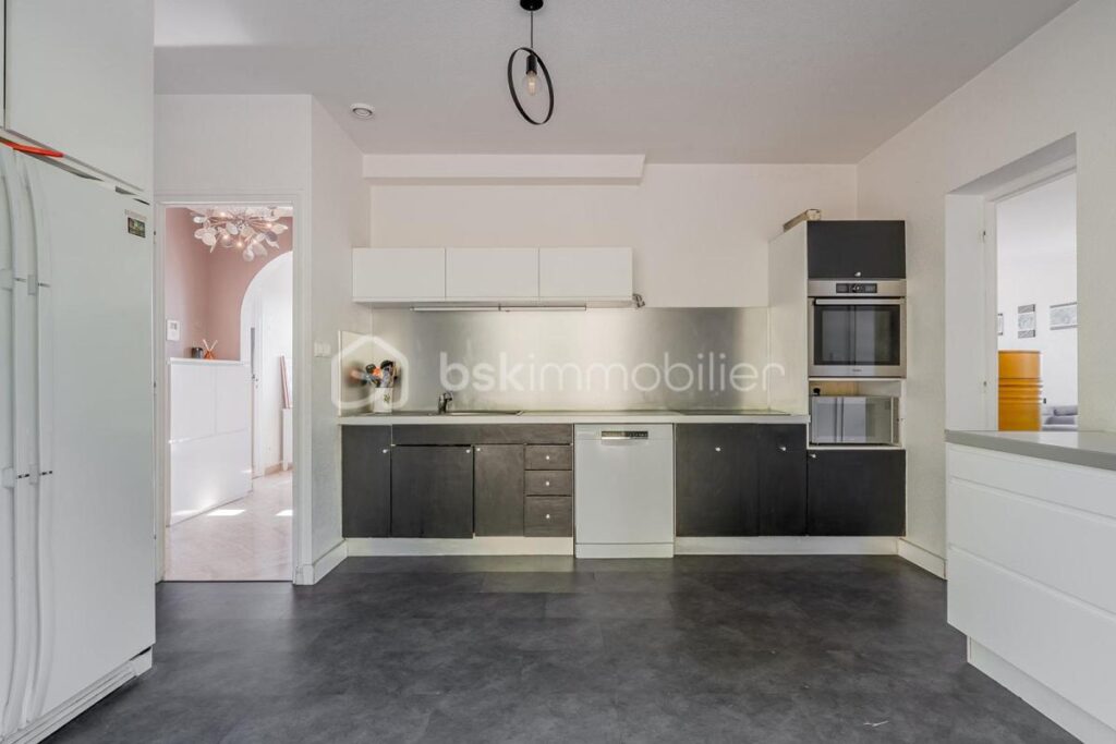 MAISON FAMILIALE AVEC VUE DÉGAGÉE, AU CALME DANS UN CADRE EXCEPTIONNEL PROCHE COMMODITÉS – 8 pièces – 5 chambres – 241 m²