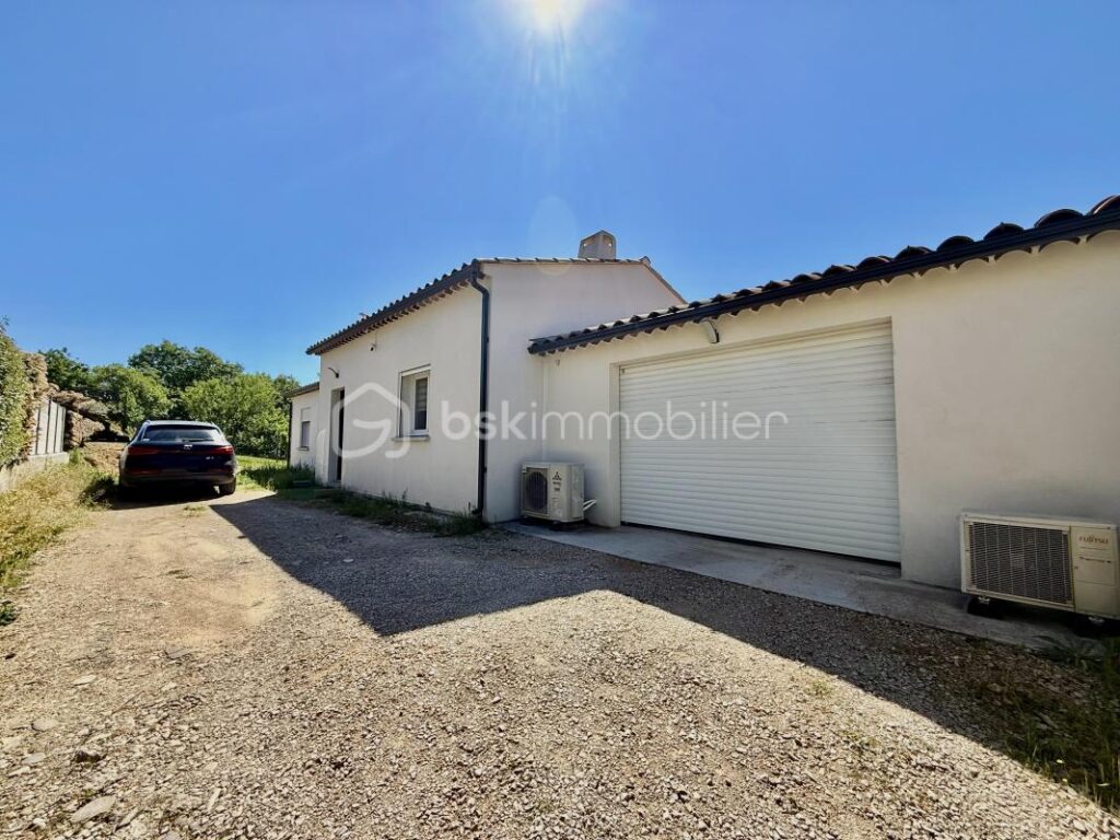 À VENDRE VILLA MODERNE 89M2 – 3 CHAMBRES + GARAGE – SUR 750 M2 DE TERRAIN À GRÉOUX LES BAINS – 4 pièces – 3 chambres – 88 m²