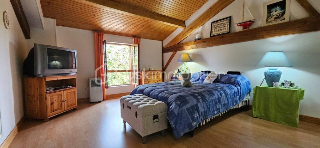 Havre de paix de 410m2 sur un terrain de 13000m2 avec Piscine – 11 pièces – 6 chambres – 410 m²