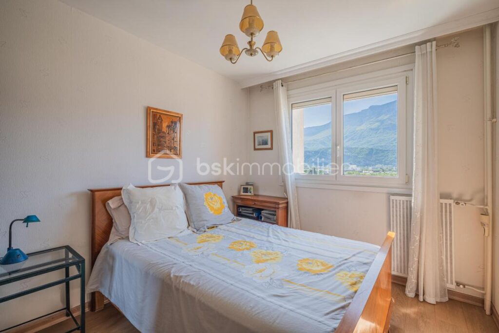 ECHIROLLES – T4 81 m² – Vue sur montagnes – Etage élevé avec ascenseur – Fort potentiel + projection home staging – 4 pièces – 3 chambres – 80 m²