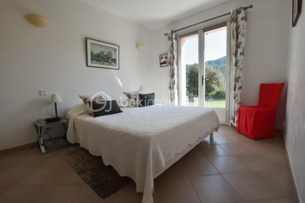 Superbe villa de 148 m2 sur une terrain de 2400 m2 – 5 pièces – 4 chambres – 148 m²