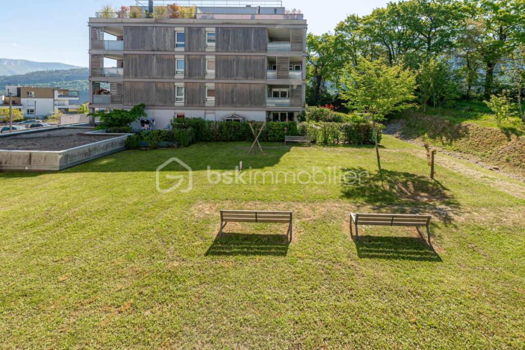 Joli T3 en étage avec terrasse couverte et vue dégagée / Stationnement privatif en sous-sol – 3 pièces – 2 chambres – 64 m²