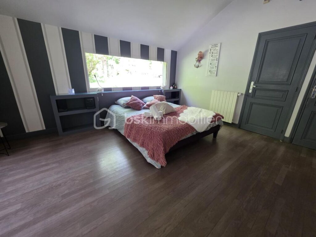 Propriété d’exception 16 pièces 7 chambres à Sens 5 minutes de la gare qui mène à Paris Bercy en 54 minutes – 16 pièces – 6 chambres – 367 m²