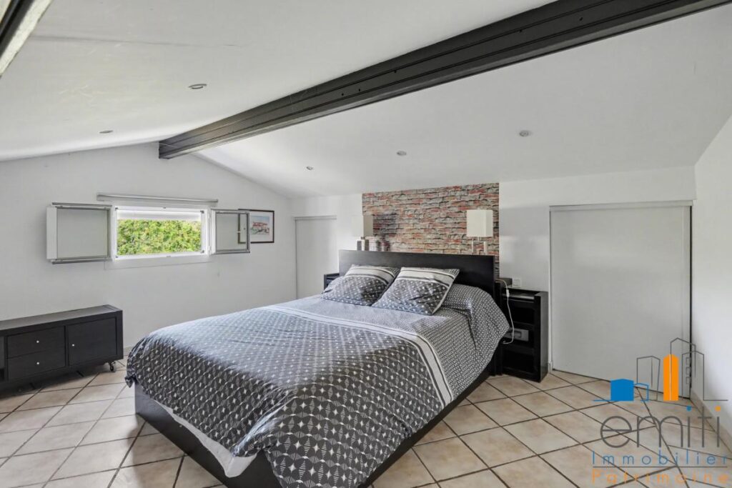 Maison – 6 pièces – 4 chambres – 186 m²