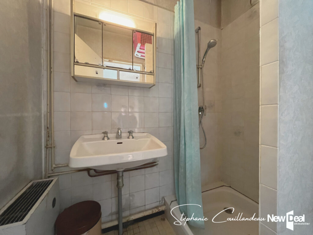 Grande maison à rénover sur grand terrain plat sur les hauteurs d’Aix les Bains – 7 pièces – 5 chambres – 177 m²