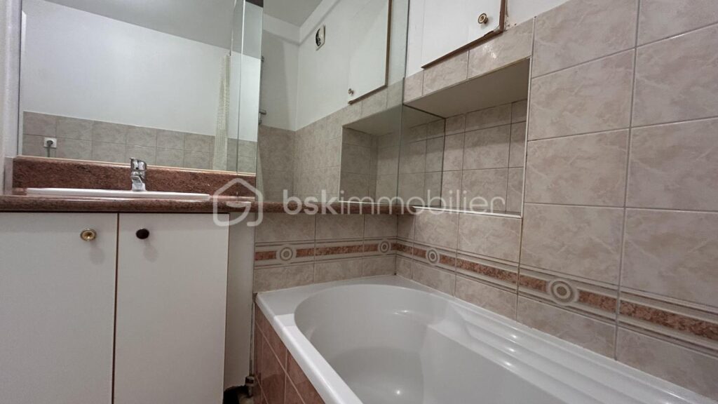 En exclusivité – Dernier étage avec vue dégagée et beau potentiel – 5 pièces – 3 chambres – 97 m²