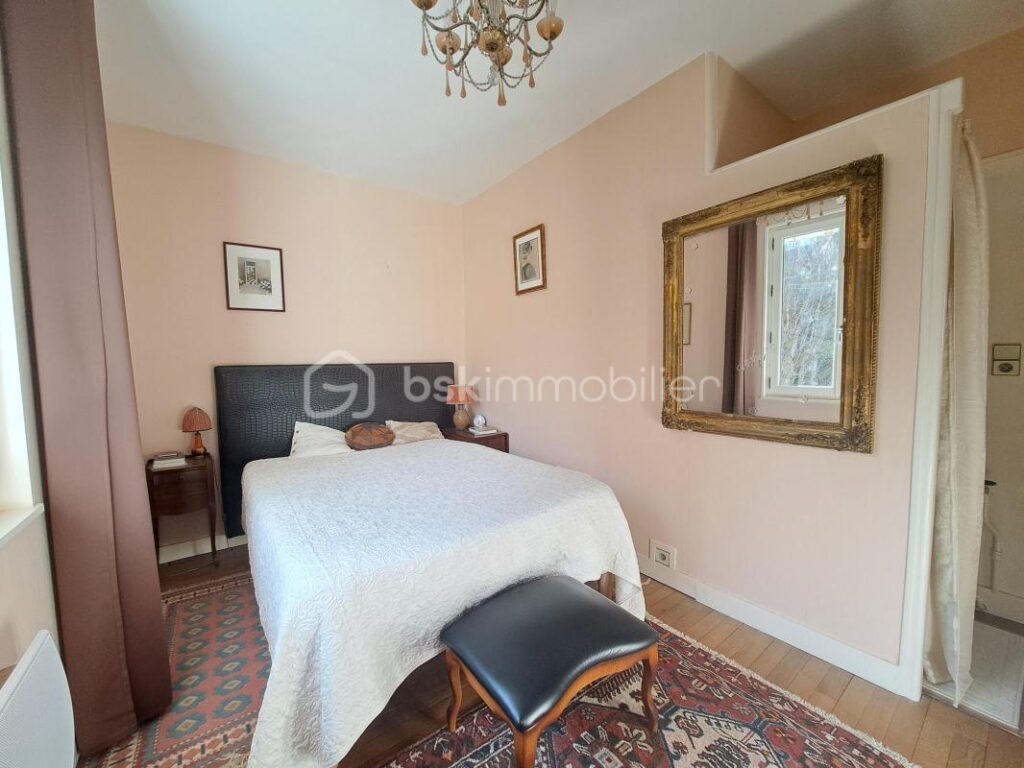 PROPRIETE DE CARACTETRE AVEC DEPENDANCE SUR ENVIRON 3750 M² DE TERRAIN DANS UN ENVIRONNEMENT CALME – 10 pièces – 7 chambres – 222 m²