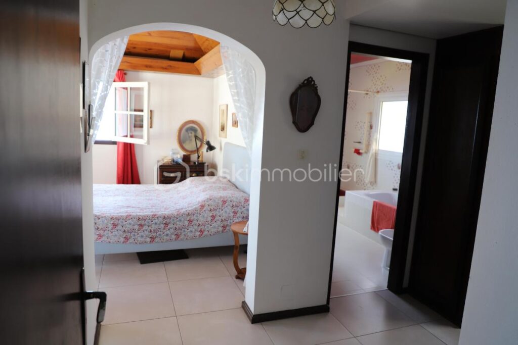 ✨ Villa d’exception avec vue mer – La Montagne (97417) – 7 pièces – 5 chambres – 350 m²