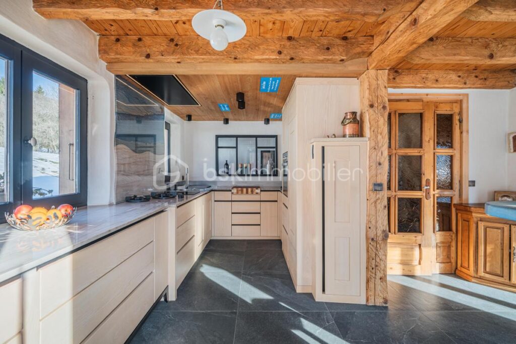 MEGEVE- CHALET FAMILIAL AU COEUR D’UN HAMEAU HISTORIQUE – 12 pièces – 7 chambres – 243 m²