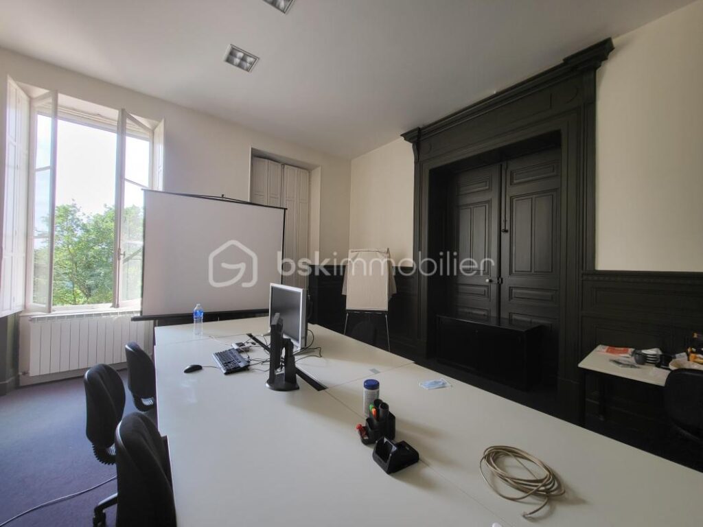 CHATEAU 32 PIECES+DEPENDANCES – PROPRIETE 9 HECTARES – NR pièces – 4 chambres – 919 m²