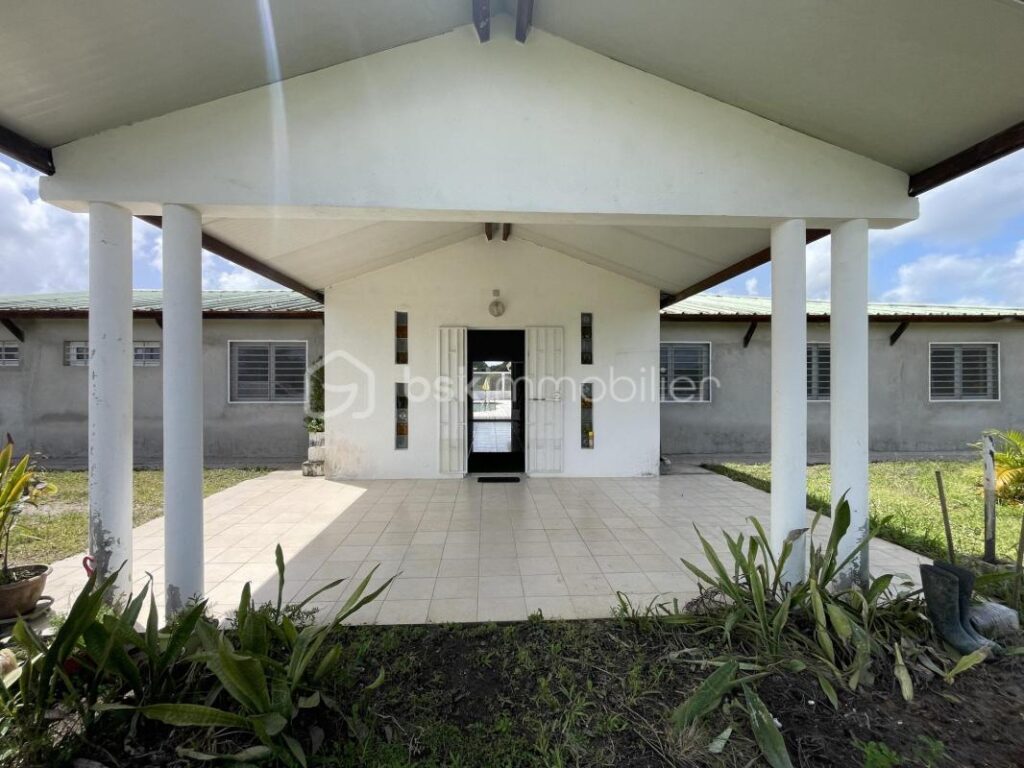 97310 – KOUROU – PROPRIÉTÉ D’EXCEPTION SUR 2,6 HECTARES – MAISON 5 PIÈCES – PISCINE – SUITE PARENTALE – 3 CHAMBRES DE 21 m² AVEC SALLE D’EAU & WC – TERRAIN VIABILISÉ – ZONE AGRICOLE – IDÉAL PROJET AUTONOME, VIVRIER OU ÉCOLOGIQUE – 5 pièces – 4 chambres – 250 m²