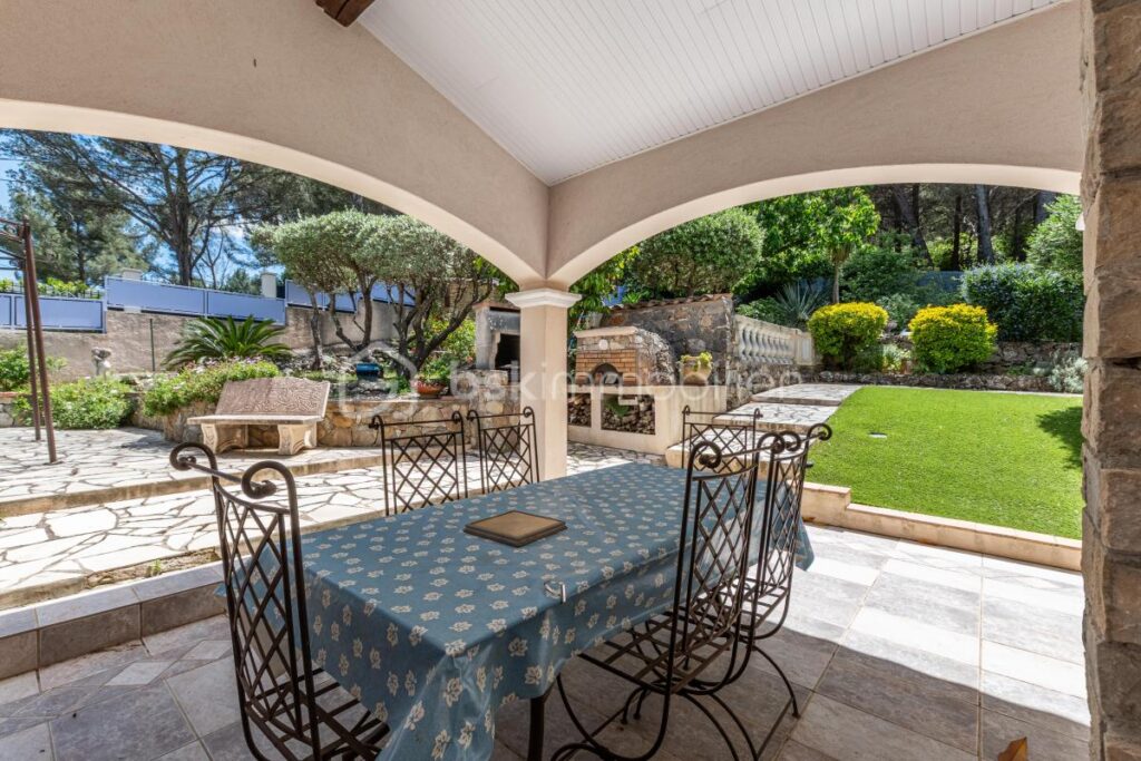 DPT VAR 83 : VERITABLE HAVRE DE PAIX – 6 pièces – 4 chambres – 160 m²