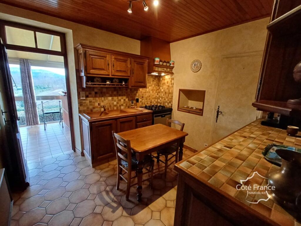 Maison de village rénovée avec dépendances et terrain attena – 6 pièces – 3 chambres – 105 m²