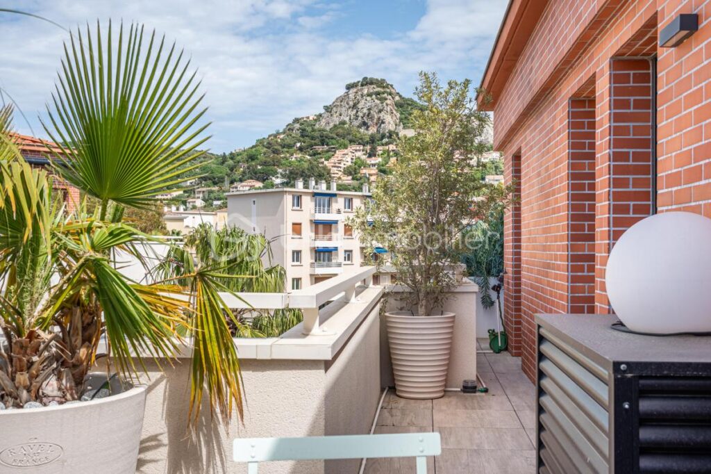 DPT VAR (83) – APPARTEMENT MODERNE ET SPACIEUX – VUE MER ET COLLINE – 4 pièces – 3 chambres – 106 m²