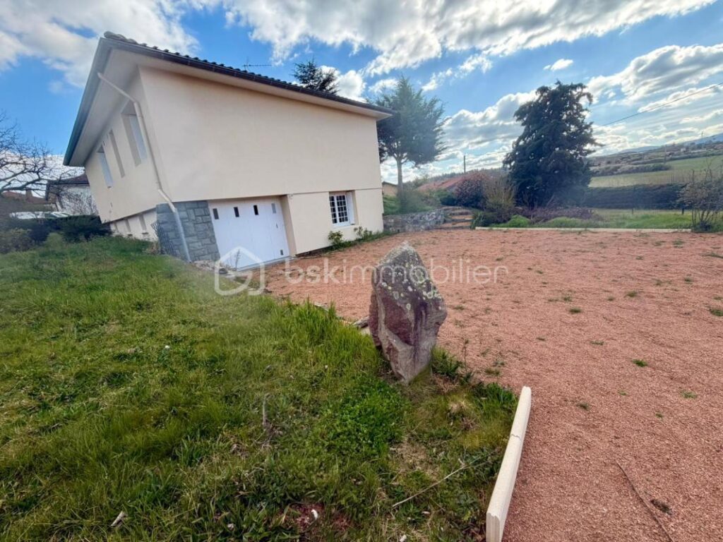 Maison 3 chambres – Vue dégagée sur la Côte Roannaise – Garage – Villerest (42) – 4 pièces – 3 chambres – 83 m²