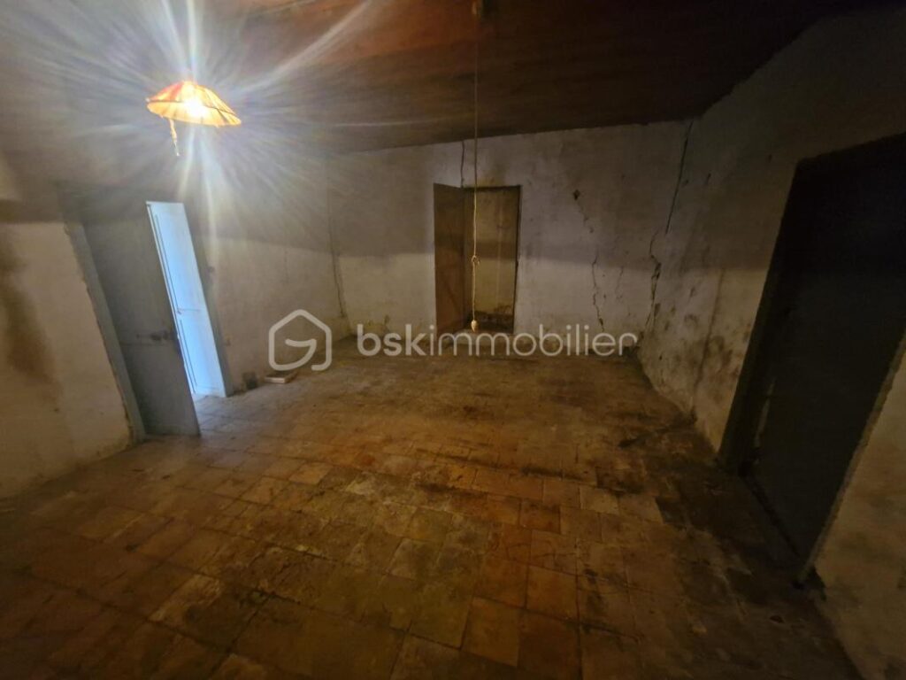 Belle maison en pierre à rénover de 150m2 avec deux dépendances de 100m2 et terrain de 47 hectares – 4 pièces – 2 chambres – 150 m²