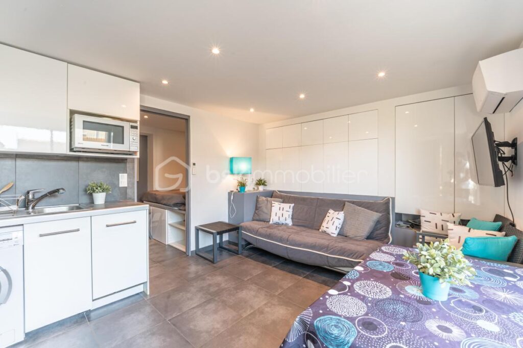 DPT VAR (83) – MAISON SPACIEUSE AVEC PISCINE et STUDIO – VUE MER – 8 pièces – 6 chambres – 172 m²