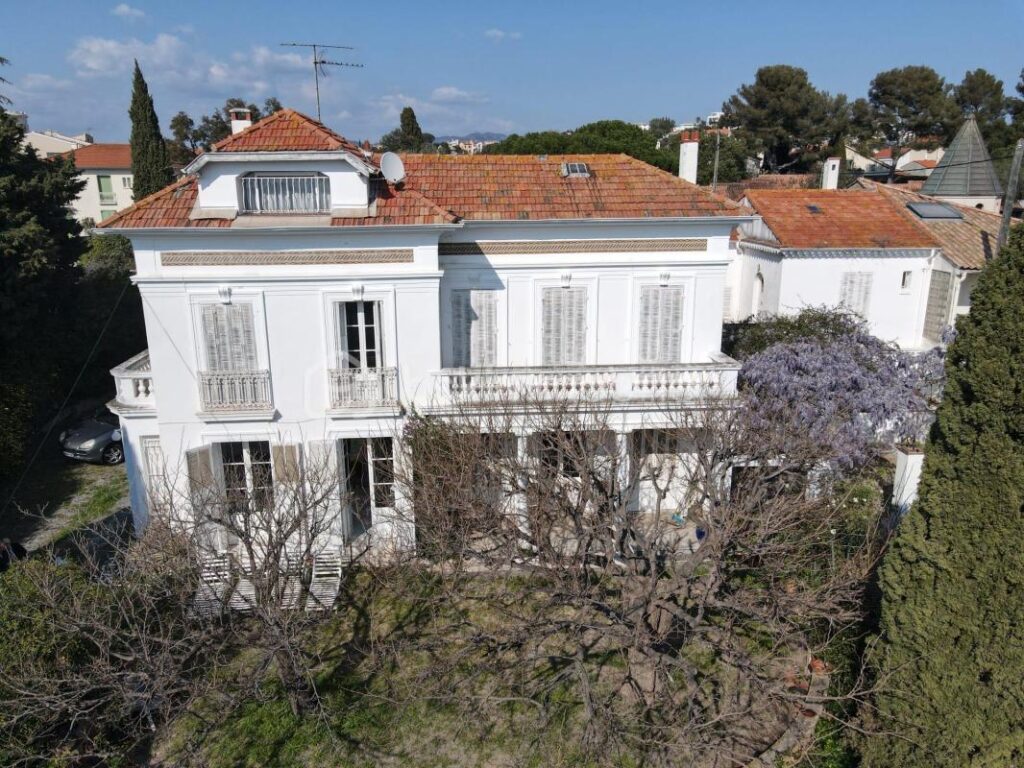 Centre de Saint-Raphaël – Élégante propriété de caractère des années 1930, vue mer sur un emplacement d’exception – 11 pièces – 5 chambres – 320 m²