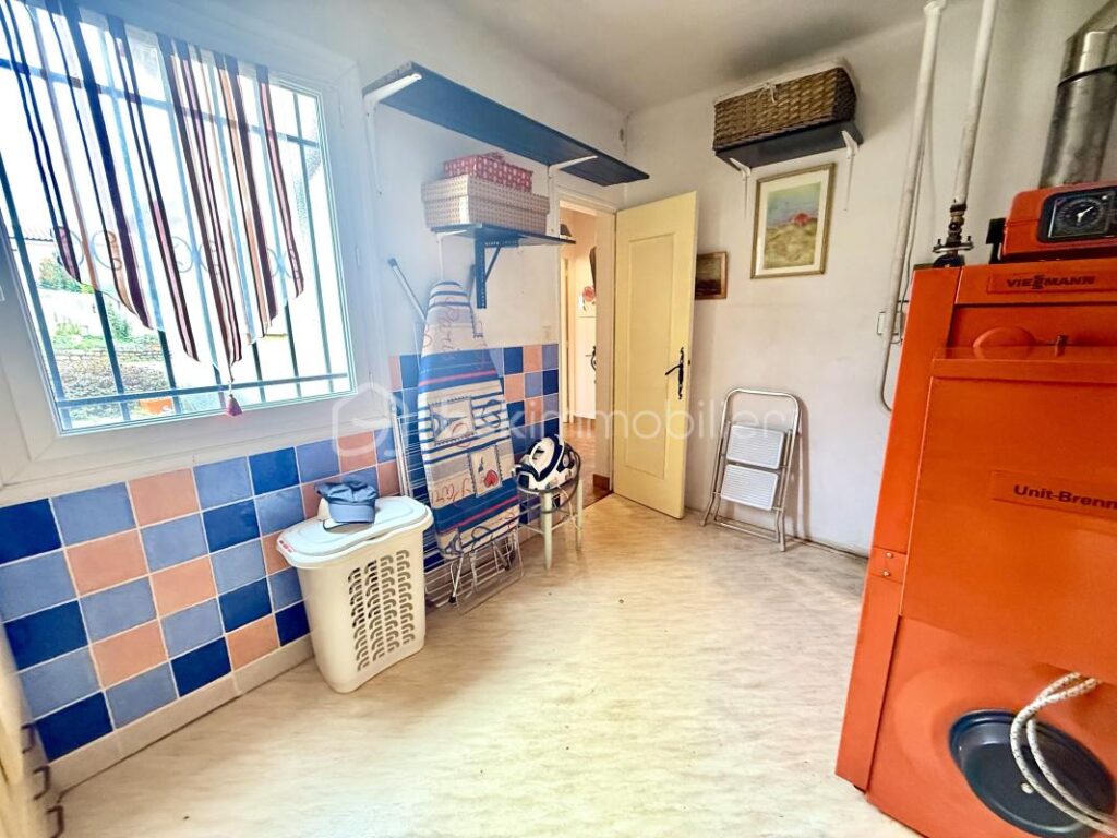 🏡À VENDRE VILLA DE 130 M2 + GRANDE VÉRANDA AVEC VUE PANORAMIQUE – GARAGE ET ABRIS DE JARDIN – FORT POTENTIEL SUR 1060 M2 DE TERRAIN – VALENSOLE – PRIX 305 000 € 🌿✨ – 5 pièces – 3 chambres – 130 m²