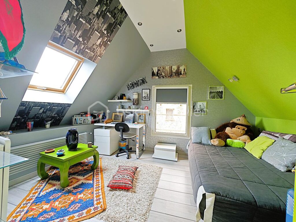 À 10 minutes de RAMBOUILLET, propriété de 220m²habitable sur terrain de 940m² avec une magnifique piscine de 5 M par 10 M – 4 pièces – 3 chambres – 171 m²