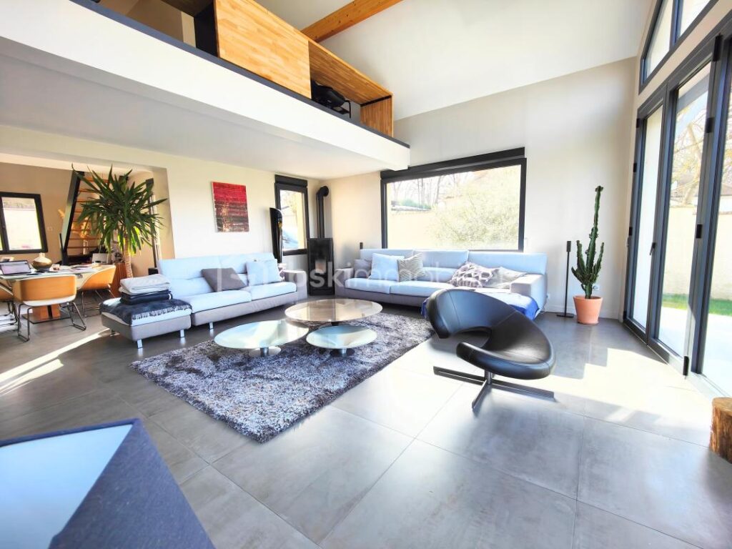 Maison contemporaine charmante et spacieuse à Jouars-Pontchartrain – 8 pièces – 3 chambres – 233 m²