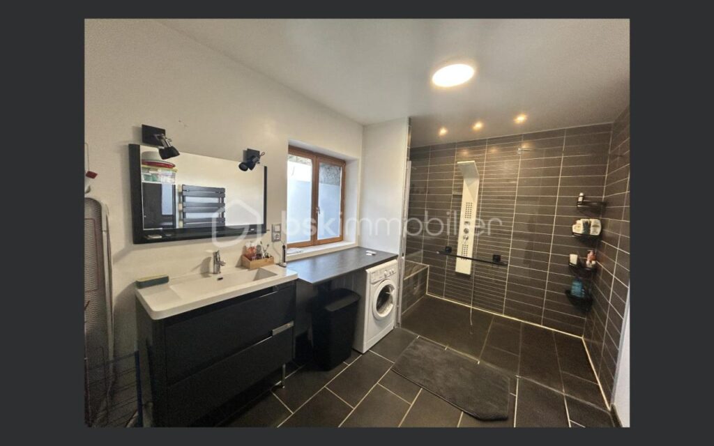 Ancienne grange rénovée avec vue dégagée – Fort potentiel en gîte – Freydefont (Saint-Nectaire) – 6 pièces – 4 chambres – 128 m²