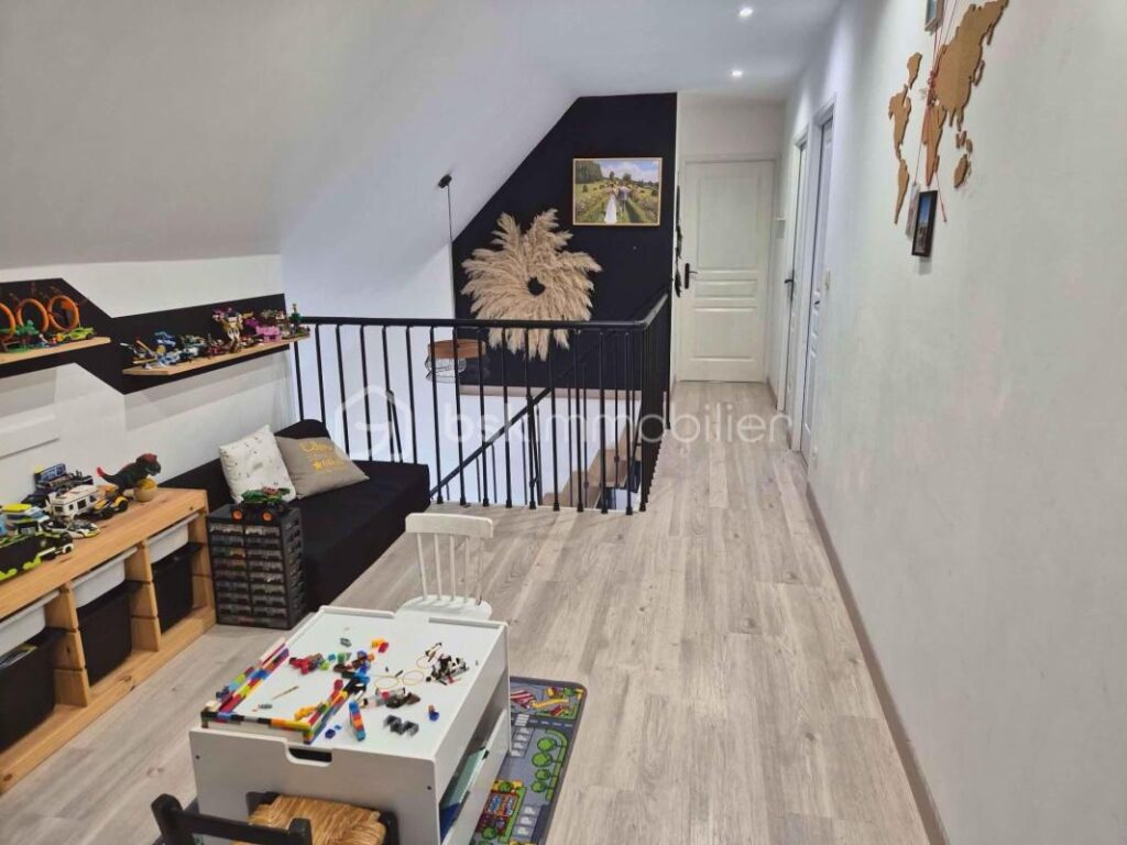 Exclusivité Maison contemporaine de 2018 – 154 m² – DPE A – Plain pied et Suite parentale – Terrain 1 139 m² – Garage – 6 pièces – 5 chambres – 154 m²
