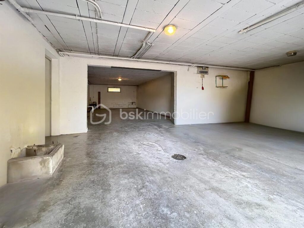 PAVILLON SUR SOUS SOL COMPLET – 8 pièces – 4 chambres – 178 m²