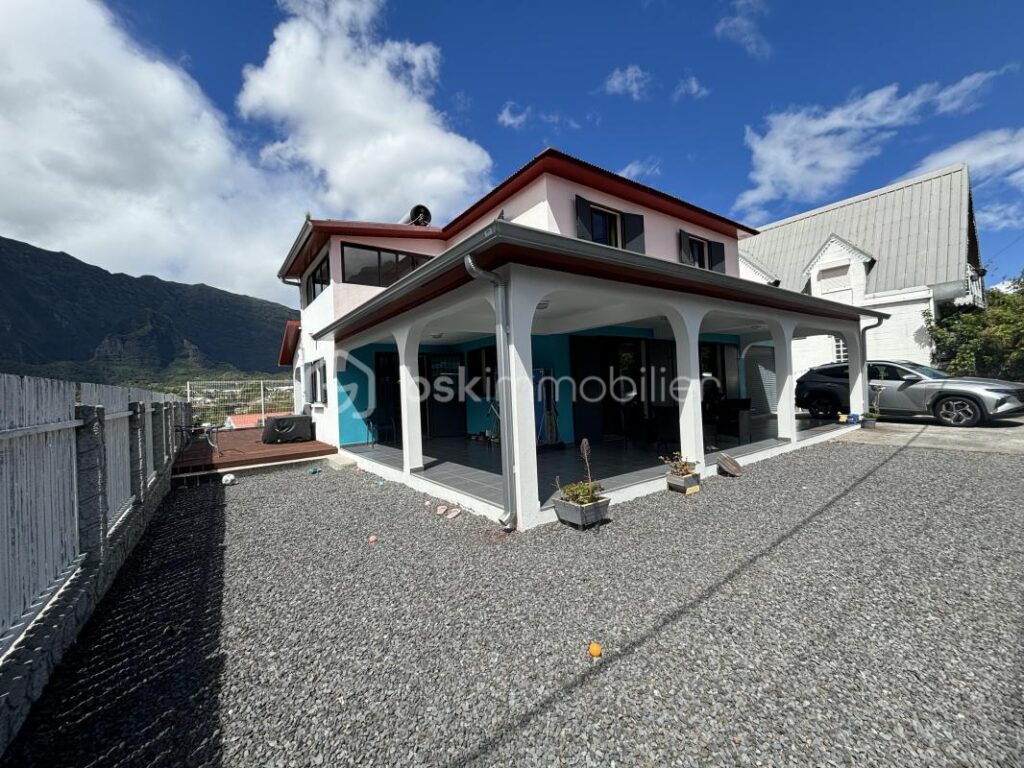 À vendre : Magnifique maison F5 de 2020 dans le cirque de Cilaos, à l’île de La Réunion – 5 pièces – 4 chambres – 137 m²