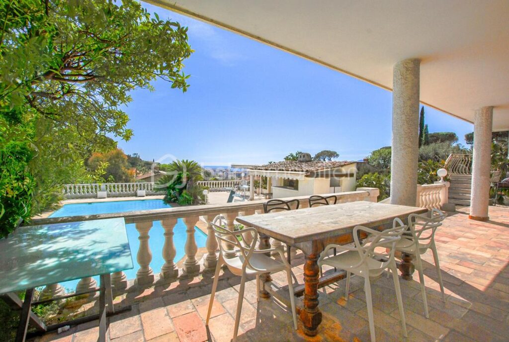 Demeure de caractère avec vue mer, piscine et multiples logements indépendants – 9 pièces – 6 chambres – 319 m²
