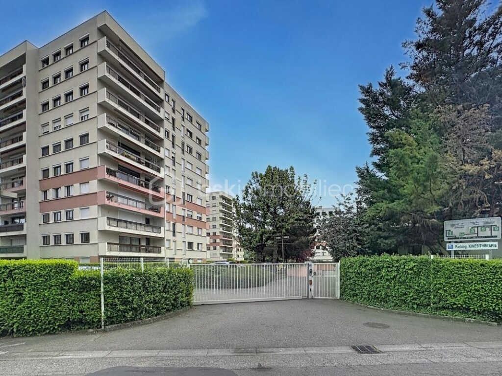 Appartement de 83 m2 avec terrasse – 4 pièces – 3 chambres – 82 m²