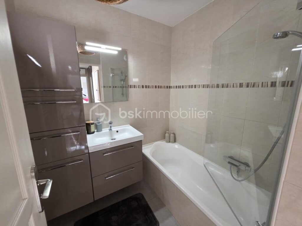 Nice – Corniche Fleurie | 3 pièces 66 m² | Terrasse 16 m² | Vue panoramique | Garage | Piscine – 3 pièces – 2 chambres – 66 m²