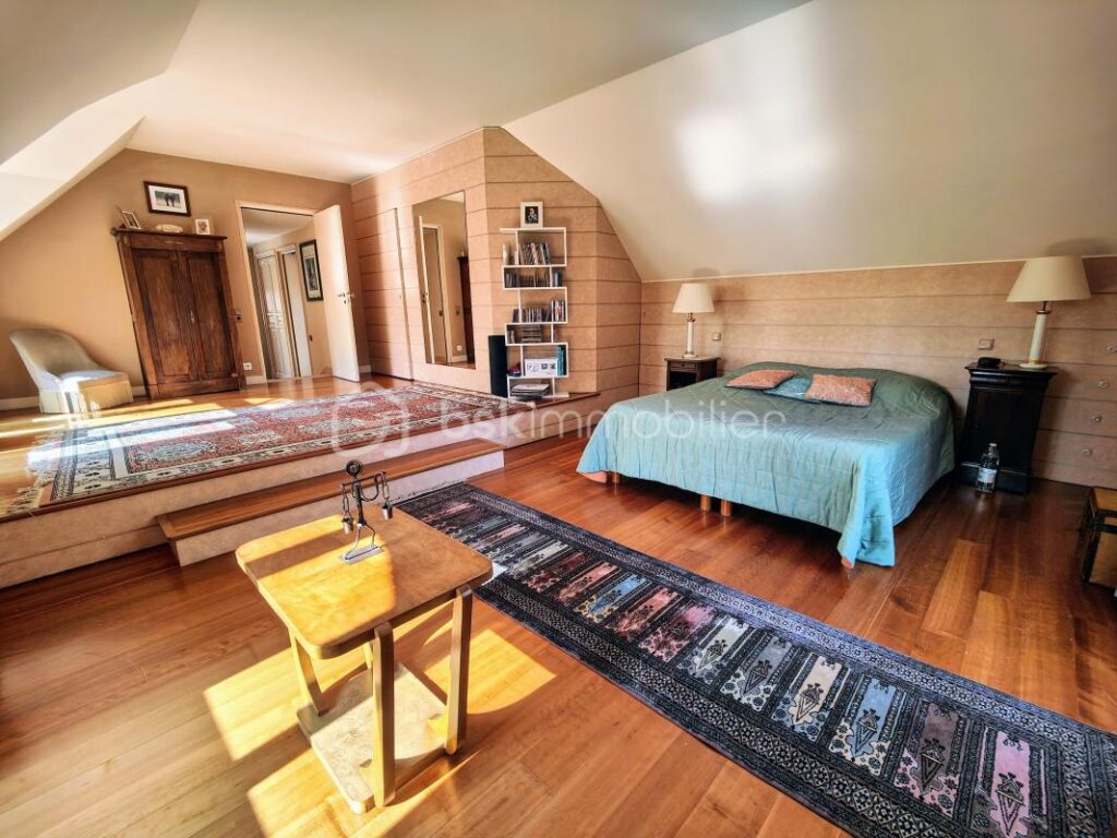 Au calme, grande maison familiale 6 ch av jardin clos arboré, terrasse et piscine couverte – 15 pièces – 6 chambres – 390 m²
