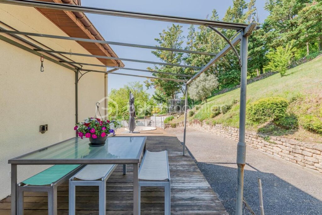 MAISON FAMILIALE AVEC VUE DÉGAGÉE, AU CALME DANS UN CADRE EXCEPTIONNEL PROCHE COMMODITÉS – 8 pièces – 5 chambres – 241 m²