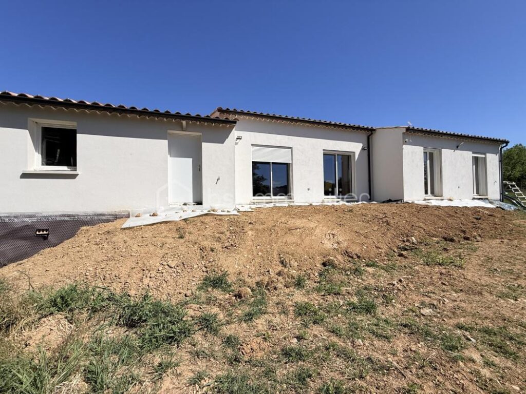 À VENDRE VILLA MODERNE 89M2 – 3 CHAMBRES + GARAGE – SUR 750 M2 DE TERRAIN À GRÉOUX LES BAINS – 4 pièces – 3 chambres – 88 m²
