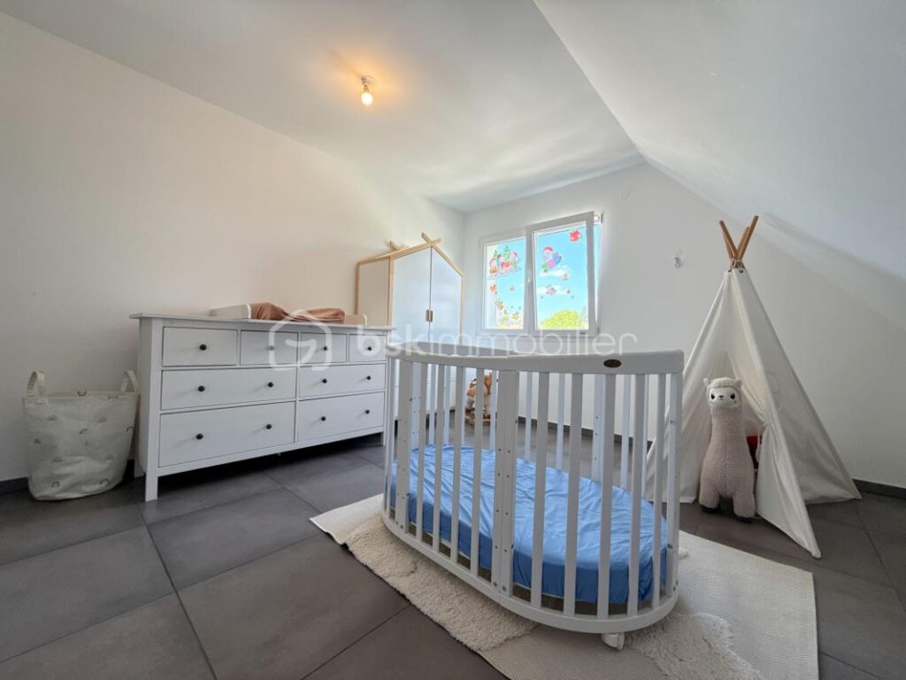 Maison contemporaine 2015 – 140m2 – 5,12 ares de terrain – 5 pièces – 4 chambres – 140 m²